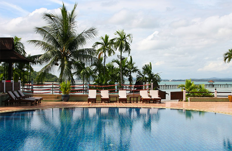 ¿Por qué la bomba de mi alberca hace un ruido fuerte?